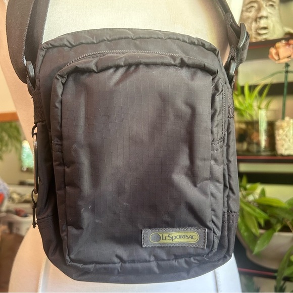 LeSportsac Black Zippered Classic Messenger Bag 4 Pockets Adjustable Strap - Picture 1 of 8
